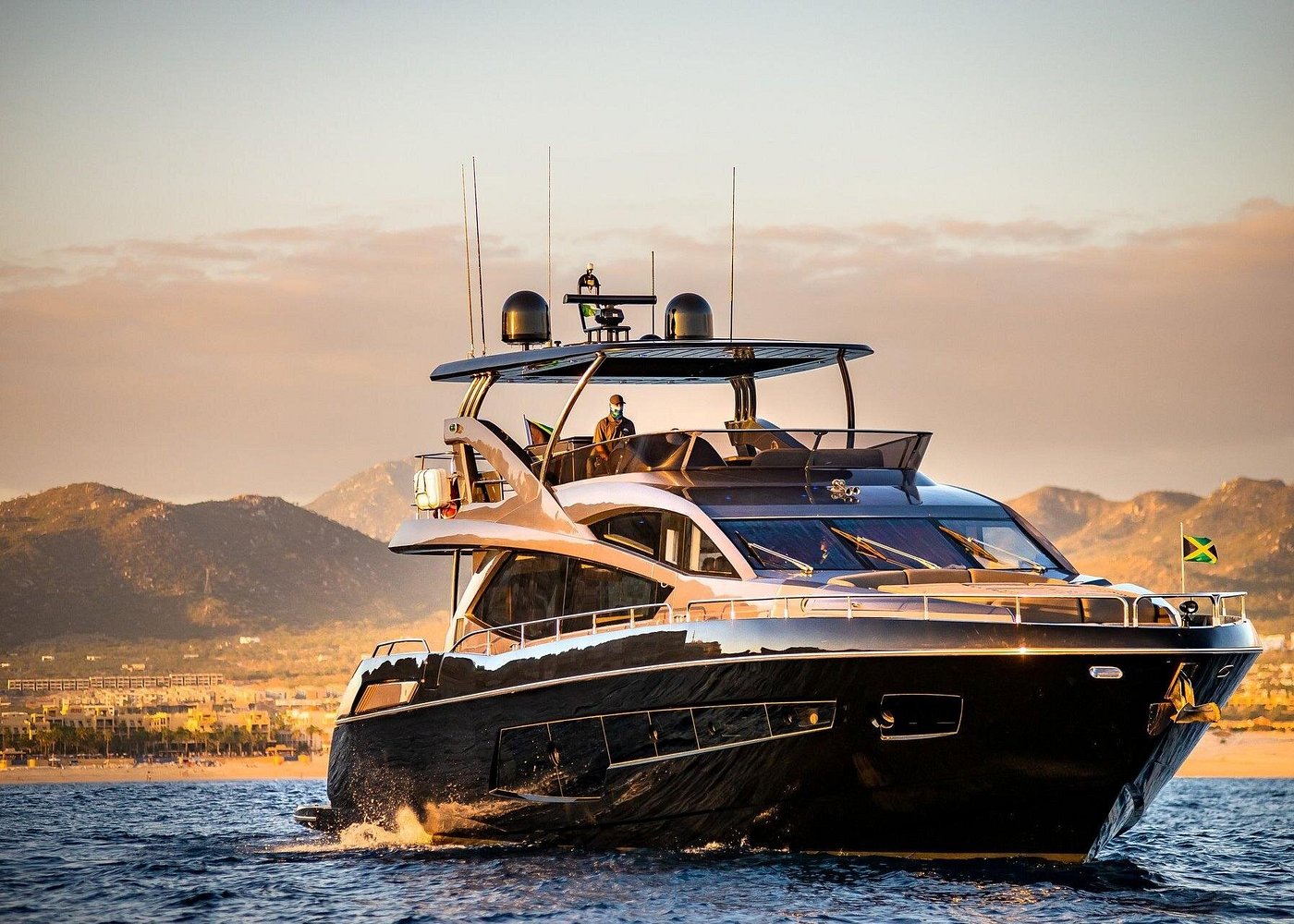 4 Hours Luxury Yacht Charter Tour in Los Cabos on SAVI II